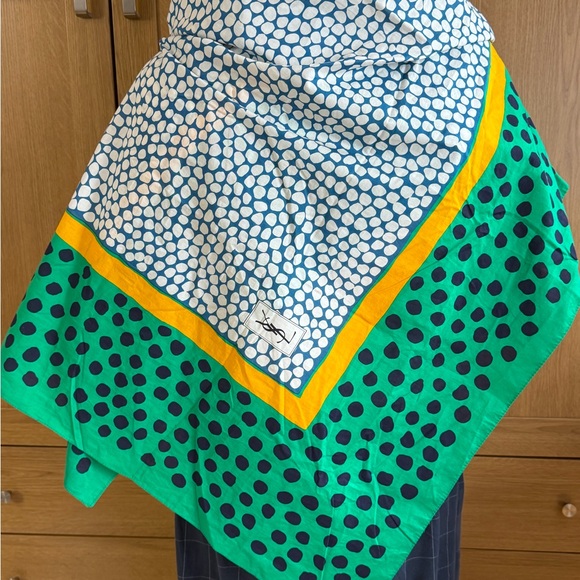 VINTAGE YSL Yves Saint Laurent Oversized 50”x 50” Shawl Scarf Wrap VIVID GREEN - Picture 8 of 16